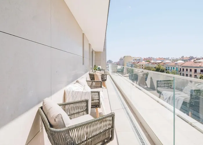 Marzano - 2 Bedrooms And Terrace In Alvalade דירה *